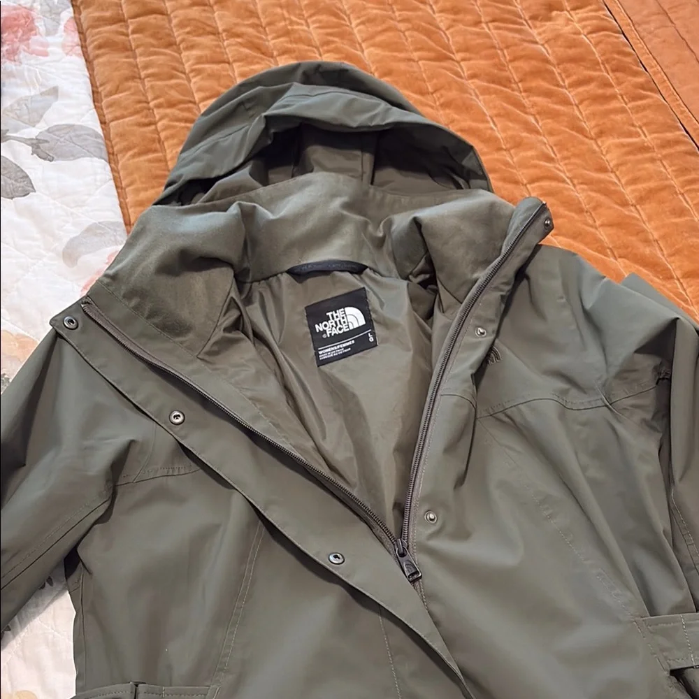 The North Face Green Dry Vent Rain Coat with Sleek Silhouette - Picture 6 of 10